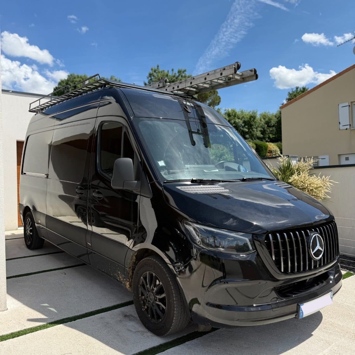 Installation de plomberie et équipement de chauffage sur chantier.